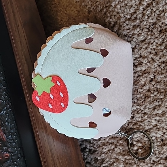Strawberry keychain case Strawberry keychain case Strawberry keychain case Straw - Picture 4 of 12